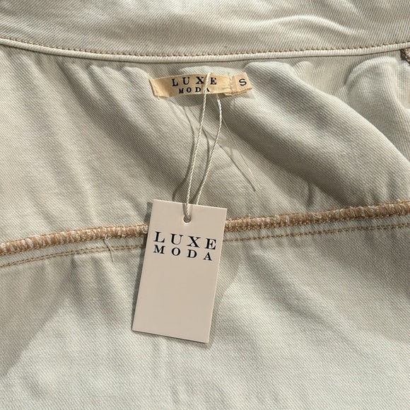 Adorable blue & white Jean Dress. Long sleeves w/4 pockets in front & tie belt. - Picture 4 of 4